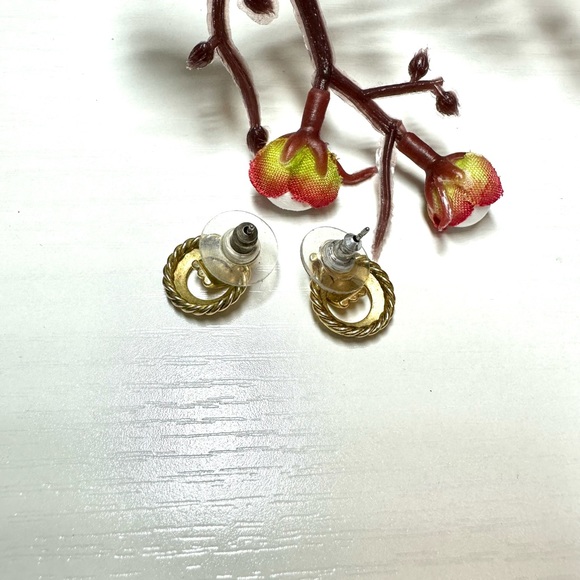 twist up stud earrings - Picture 6 of 6